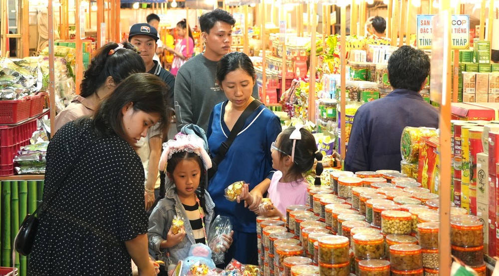 Lễ hội nghề làm bánh tráng phơi sương Trảng Bàng - Ảnh 8.